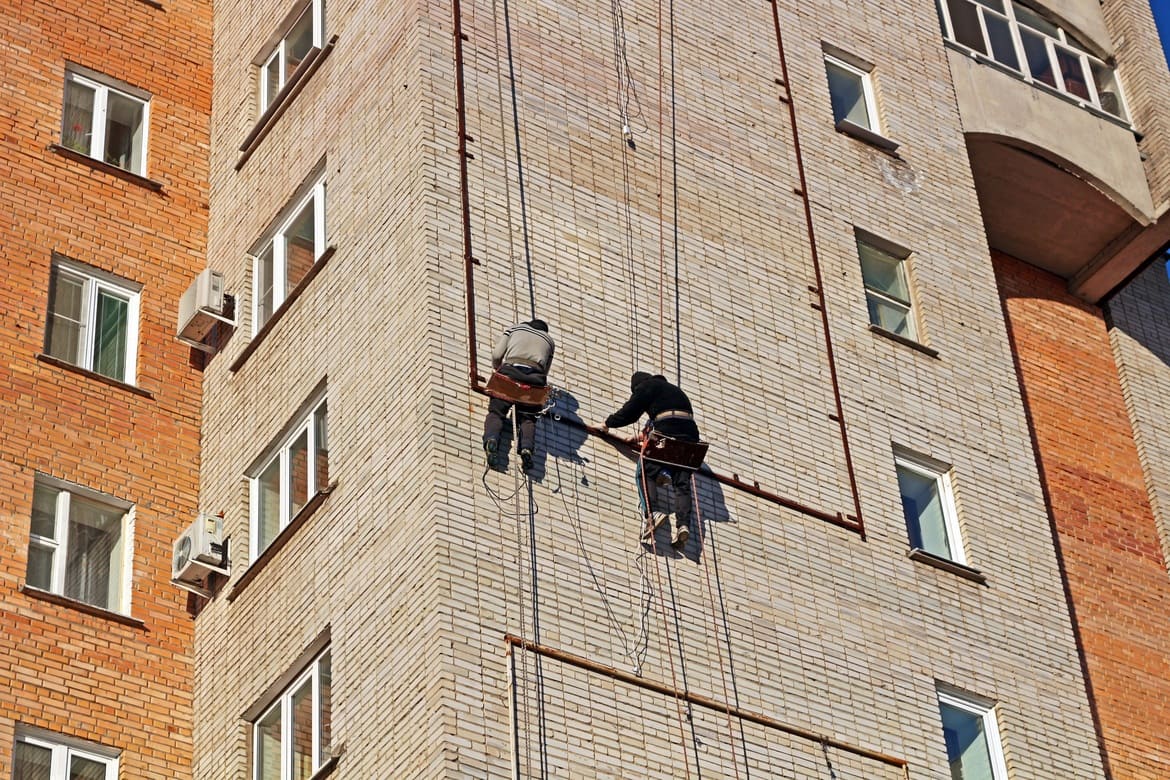 Trabajos en altura según normativa para comunidades de vecinos